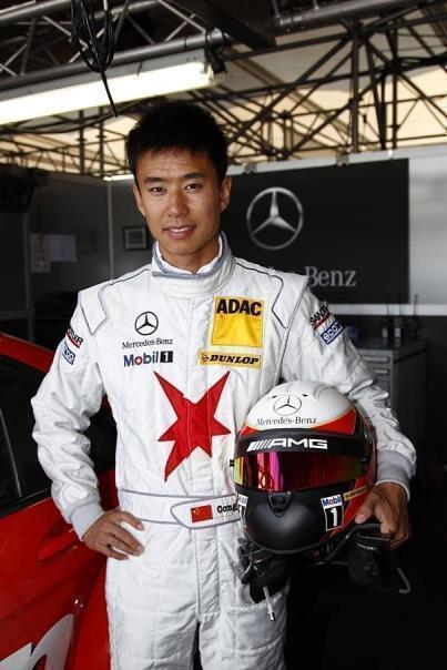 Der 25jährige Chinese Cheng pilotiert seit diesem Jahr als Rookie einen Vorjahreswagen des Teams AMG Mercedes und ist damit der erste Chinese überhaupt, der in der populärsten europäischen Tourenwagenserie an den Start geht. Foto: Schuberth/Auto-Reporter.